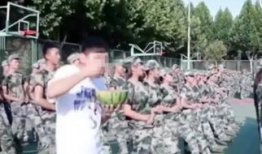潍坊军训女生跳舞吃瓜爆料,校园风云再起